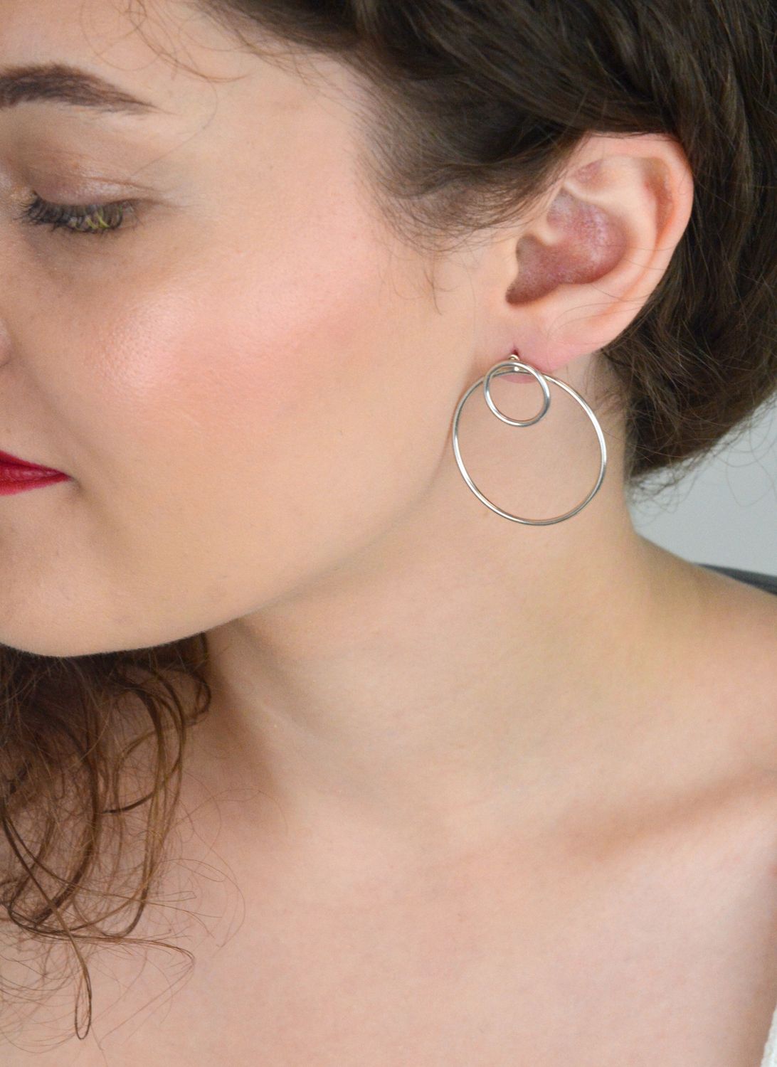 Eleganckie kolczyki damskie srebrne próby 925, kształt kółko w kółku o wymiarach 3,5 cm x 3,5 cm, waga 5,8 g, zapięcie na sztyft. Model K 0808.1.jpg